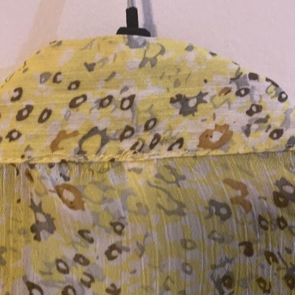 Myths, Sleeveless Yellow Floral Blouse, Buttons down under frills, Size M - Picture 8 of 11